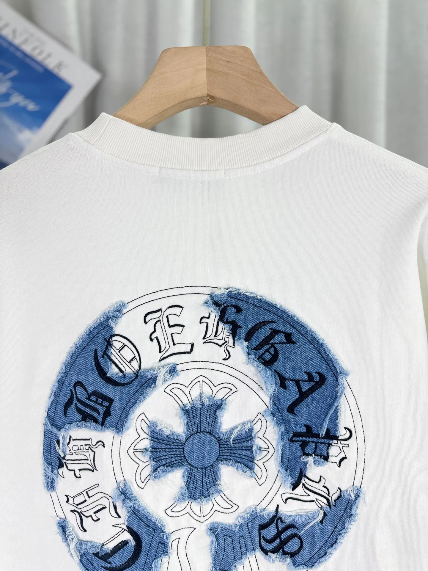P260 top version, real shot without P, ​​different from market currency) 𝗖𝗵𝗿𝗼𝗺𝗲 𝗛𝗲𝗮𝗿𝘁𝘀/Cro Heart 2025 Patch Embroidery Autumn and Winter New Original Single Counter American Acid Washed Distressed Laser Burnt Patch Embroidery Couple Casual Sweater 👑The highest version! Customized fabric 440g tripe terry fabric! American acid-washed and distressed original fabric laser burnt ✟appliqué embroidery and exquisite embroidery of letters! The best-selling model in the counter, very comfortable to wear. Accessories: original molded and authenticated collar label➕100% silk wash label. Genuine purchase-grade original hangtag➕matching hanging rope➕3D hanging beads➕original packaging bag. Craftsmanship: The original version has consistent wiring! The highest version of the armhole matching technique! Color: White Black Size: S M L XL Style Number: 25-309